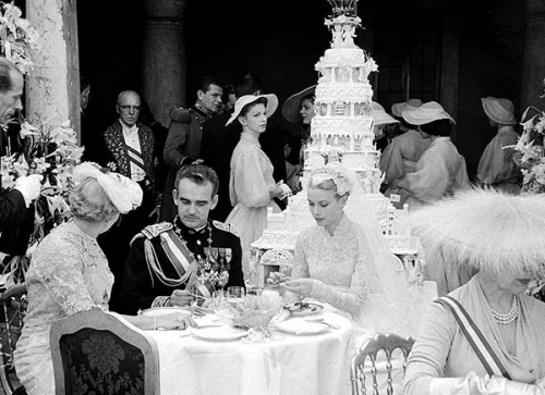 Hoàng tử Monaco Rainier đều hoàn hảo và tuyệt đẹp như chính hôn thê của ông, người đẹp Hollywood Grace Kelly. Bánh cưới sáu tầng được trang trí công phu với đôi búp bê cô dâu, chú rể trên chóp bánh đang chơi bài 'Ave Maria'. Hoàng tử Monaco Rainier đều hoàn hảo và tuyệt đẹp như chính hôn thê của ông, người đẹp Hollywood Grace Kelly. Bánh cưới sáu tầng được trang trí công phu với đôi búp bê cô dâu, chú rể trên chóp bánh đang chơi bài 'Ave Maria'.