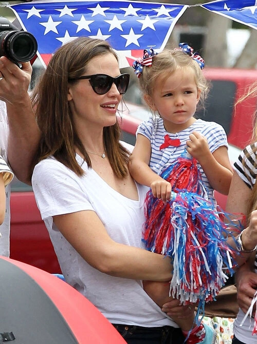 Jennifer Garner và công chúa nhỏ Seraphina. Jennifer Garner và công chúa nhỏ Seraphina.