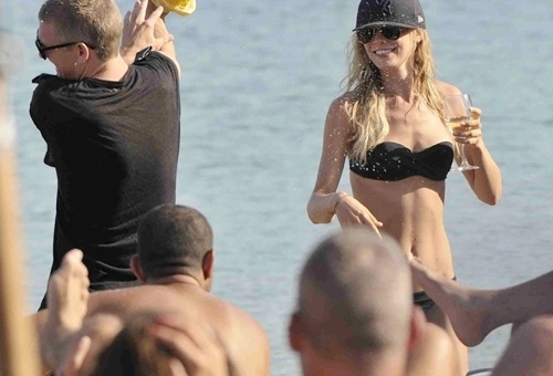 Chàng tiền vệ có biệt danh 'Tắc kè hoa' nghịch ngợm, trêu đùa bạn bè trong kỳ nghỉ. Chàng tiền vệ có biệt danh 'Tắc kè hoa' nghịch ngợm, trêu đùa bạn bè trong kỳ nghỉ.