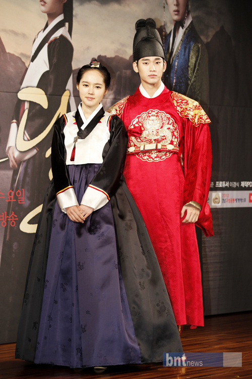 Dù hơn tuổi Kim Soo Hyun nhưng Han Ga In và chàng phi công trẻ đã làm nên một chuyện tình lãng mạn hơn bao giờ hết trong Mặt trăng ôm mặt trời. Dù hơn tuổi Kim Soo Hyun nhưng Han Ga In và chàng phi công trẻ đã làm nên một chuyện tình lãng mạn hơn bao giờ hết trong Mặt trăng ôm mặt trời.