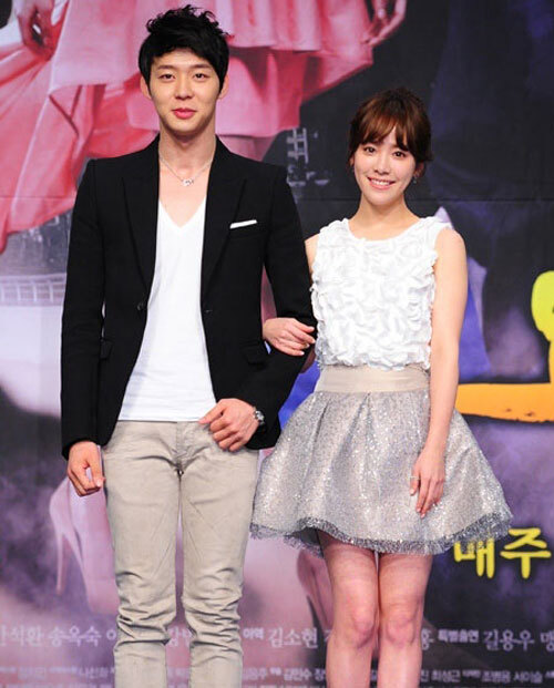 Thật khó có thể bỏ qua Han Ji Min và Park Yoo Chun, đôi uyên ương vượt thời gian của Hoàng tử gác mái. Thật khó có thể bỏ qua Han Ji Min và Park Yoo Chun, đôi uyên ương vượt thời gian của Hoàng tử gác mái.