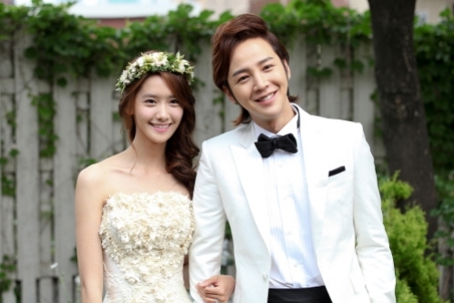 Chuyện tình mà hai ca sĩ thần tượng Yoona và Jang Geun Suk kể với khán giả trong Love Rain thật khó quên. Chuyện tình mà hai ca sĩ thần tượng Yoona và Jang Geun Suk kể với khán giả trong Love Rain thật khó quên.