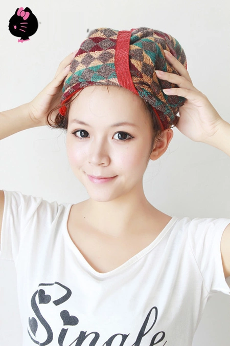 Dùng khăn bông quấn xung quanh tóc để ủ. Dùng khăn bông quấn xung quanh tóc để ủ.