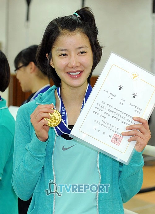 Là một diễn viên nhưng Lee Shi Young rất đam mê thể thao, duyên nợ với môn quyền anh đến với cô sau một bộ phim mà cô đảm nhận vai võ sĩ. Là một diễn viên nhưng Lee Shi Young rất đam mê thể thao, duyên nợ với môn quyền anh đến với cô sau một bộ phim mà cô đảm nhận vai võ sĩ.