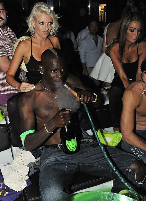 Vừa hút shisha, Balotelli vừa được một người đẹp phục vụ chu đáo. Vừa hút shisha, Balotelli vừa được một người đẹp phục vụ chu đáo.