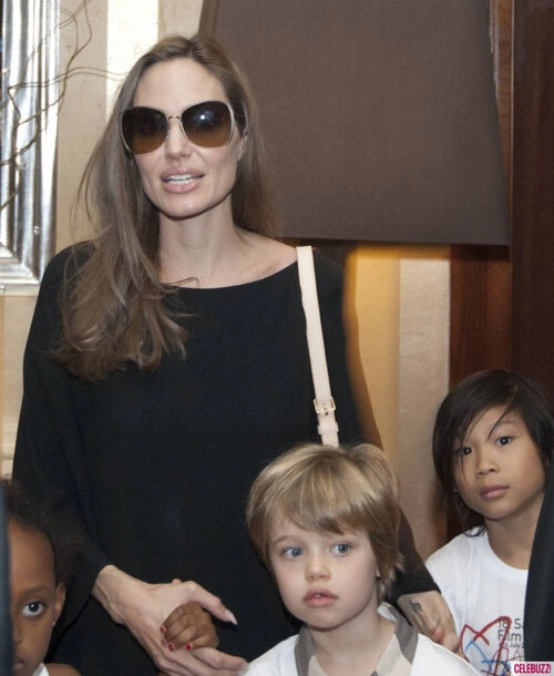 Sau hai ngày tới Sarajevo tham dự liên hoan phim, Angelina Jolie và 3 nhóc tì chuẩn bị lên đường trở về Anh. Sau hai ngày tới Sarajevo tham dự liên hoan phim, Angelina Jolie và 3 nhóc tì chuẩn bị lên đường trở về Anh.