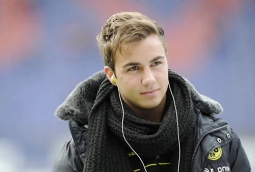 Với gương mặt điển trai và nụ cười hút hồn, Mario Gotze khiến trái tim bao thiếu nữ tại quê nhà phải thổn thức. Với gương mặt điển trai và nụ cười hút hồn, Mario Gotze khiến trái tim bao thiếu nữ tại quê nhà phải thổn thức.