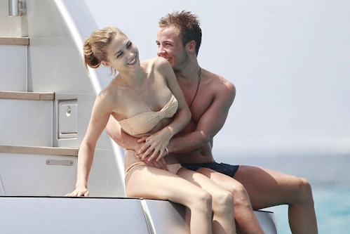 Giống như nhiều đàn anh, sau khi trở về từ Euro, Mario Gotze lên đường đi nghỉ mát. Giống như nhiều đàn anh, sau khi trở về từ Euro, Mario Gotze lên đường đi nghỉ mát.
