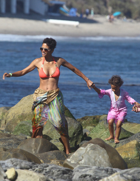 Halle Berry nóng bỏng trên bãi biển Malibu, cùng con gái. Halle Berry nóng bỏng trên bãi biển Malibu, cùng con gái.