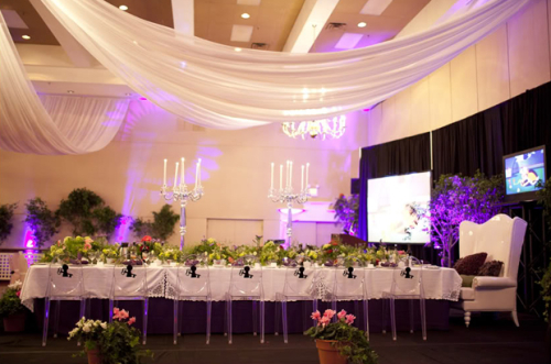 Với không gian nhiều màu sắc, nhà tổ chức tiệc cưới đã chọn những bình hoa cắm nhiều lá xanh để mang không khí thiên nhiên vào tiệc. Với không gian nhiều màu sắc, nhà tổ chức tiệc cưới đã chọn những bình hoa cắm nhiều lá xanh để mang không khí thiên nhiên vào tiệc.