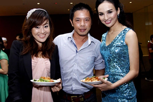 Vợ chồng Thái Hòa sánh vai tới dự tiệc sinh nhật của Hoa hậu Ngọc Diễm tổ chức tại TP HCM. Vợ chồng Thái Hòa sánh vai tới dự tiệc sinh nhật của Hoa hậu Ngọc Diễm tổ chức tại TP HCM.