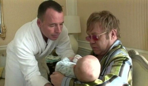 Elton John tự tay cho con trai bú bình. Elton John tự tay cho con trai bú bình.