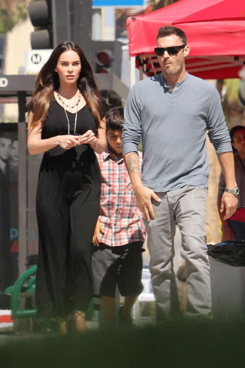 Megan Fox cùng chồng, nam diễn viên Brian Austrin Green và con trai riêng của Brian tản bộ tới nhà thờ ở Los Angeles ngày 15/7. Megan Fox cùng chồng, nam diễn viên Brian Austrin Green và con trai riêng của Brian tản bộ tới nhà thờ ở Los Angeles ngày 15/7.