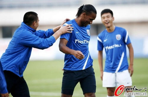 Drogba bị đồng đội trêu đùa vì sự xuất hiện của fan cuồng. Drogba bị đồng đội trêu đùa vì sự xuất hiện của fan cuồng.