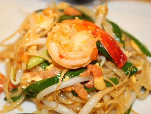 và hủ tiếu xào. và hủ tiếu xào.