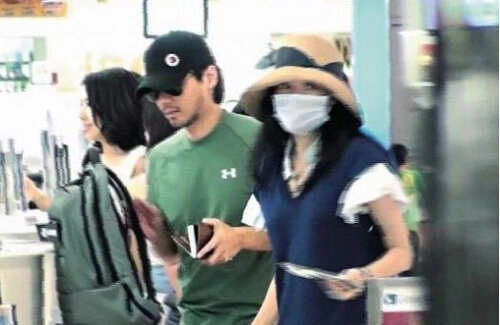 Thư Kỳ và Phùng Đức Luân từ Nhật Bản trở về Hong Kong. Ảnh: News.