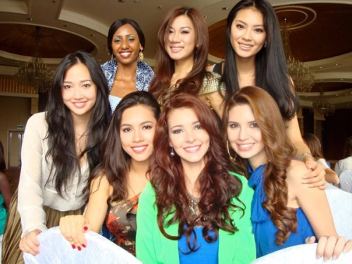 Hoàng My nổi bật với nụ cười tươi tắn bên đại diện của các nước Singapore, Honduras, Panama, Nigeria, Malaysia, China Hoàng My nổi bật với nụ cười tươi tắn bên đại diện của các nước Singapore, Honduras, Panama, Nigeria, Malaysia, China