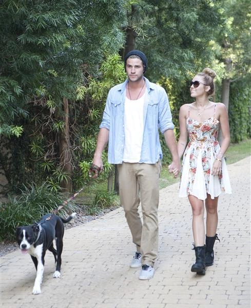 Miley Cyrus nắm tay đi dạo cùng chồng chưa cưới Liam Hemsworth Miley Cyrus nắm tay đi dạo cùng chồng chưa cưới Liam Hemsworth