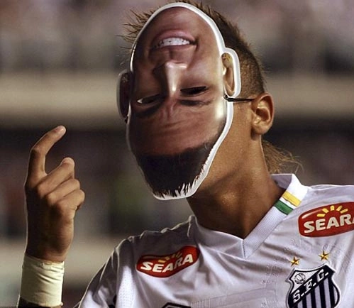 Neymar có lần bị thẻ đỏ vì đeo mặt nạ ăn mừng. Ảnh: PA. Neymar có lần bị thẻ đỏ vì đeo mặt nạ ăn mừng. Ảnh: PA.