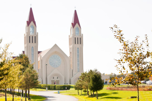 Nhà thờ với không gian tuyệt đẹp là nơi diễn ra lễ thành hôn của đôi uyên ương. Nhà thờ với không gian tuyệt đẹp là nơi diễn ra lễ thành hôn của đôi uyên ương.