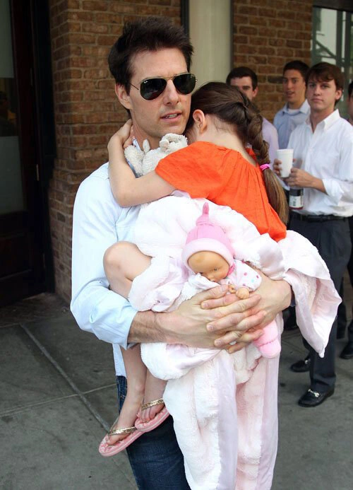 Tom Cruise tới nhà vợ cũ đón con gái đi chơi vào tuần trước. Tom Cruise tới nhà vợ cũ đón con gái đi chơi vào tuần trước.