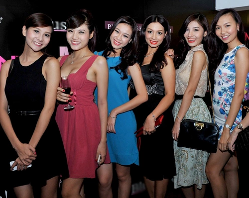 Tùng Lan, Thúy Hằng chụp ảnh cùng dàn hot girl Hà Thành cũng tham dự Tùng Lan, Thúy Hằng chụp ảnh cùng dàn hot girl Hà Thành cũng tham dự