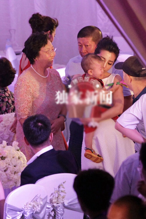Trong tiệc ồn ào và náo nhiệt, cậu nhóc... òa khóc vì sợ. Trong tiệc ồn ào và náo nhiệt, cậu nhóc... òa khóc vì sợ.