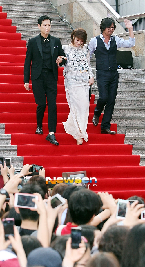 Kim Hye Soo và hai "siêu trộm" của The Thieves ra mắt báo chí. Kim Hye Soo và hai "siêu trộm" của The Thieves ra mắt báo chí.