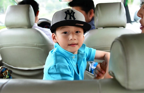 Bảo Nam rất hiếu động khi luôn tìm cách để vui chơi. Nếu không chơi game, cậu bé sẽ líu lo hỏi chuyện liên tục. Bảo Nam rất hiếu động khi luôn tìm cách để vui chơi. Nếu không chơi game, cậu bé sẽ líu lo hỏi chuyện liên tục.