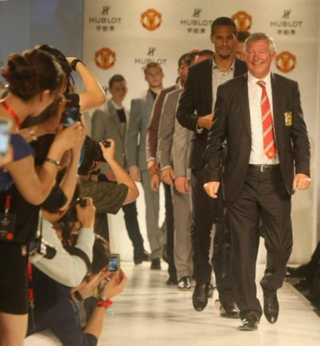 HLV Alex Ferguson dẫn đầu binh đoàn MU lên sàn catwalk. HLV Alex Ferguson dẫn đầu binh đoàn MU lên sàn catwalk.