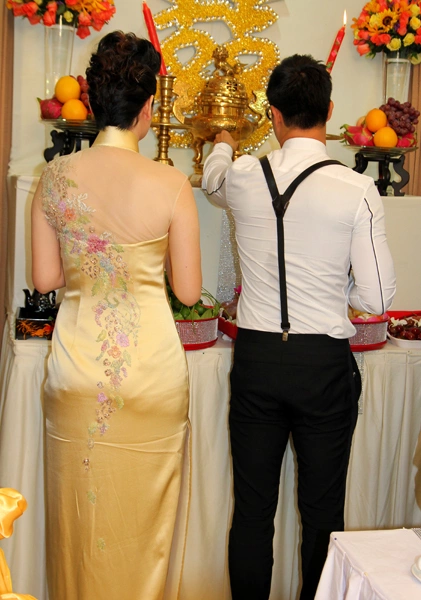 Thúy Vinh cùng chồng thắp nhang Thúy Vinh cùng chồng thắp nhang