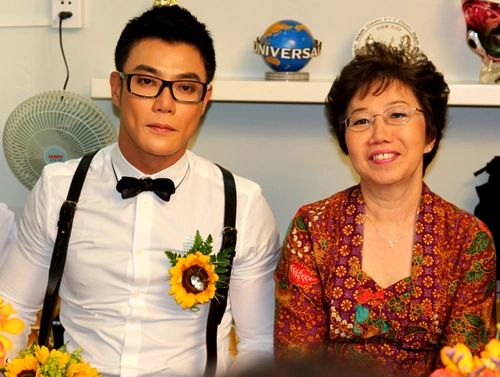 Andrew hiện là doanh nhân và kiến trúc sư ở Singapore. Anh quen Thúy Vinh qua một người bạn chung. Andrew hiện là doanh nhân và kiến trúc sư ở Singapore. Anh quen Thúy Vinh qua một người bạn chung.