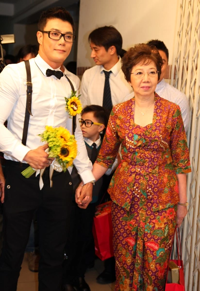 Chú rể Andrew và mẹ khá căng thẳng khi thực hiện nghi lễ theo truyền thống của người Việt. Chú rể Andrew và mẹ khá căng thẳng khi thực hiện nghi lễ theo truyền thống của người Việt.