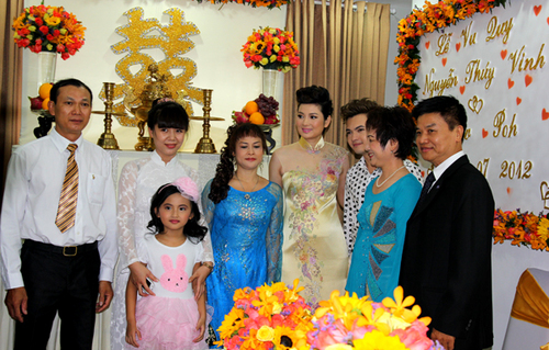 Thúy Vinh chụp ảnh cùng người thân trước giờ làm lễ. Thúy Vinh chụp ảnh cùng người thân trước giờ làm lễ.