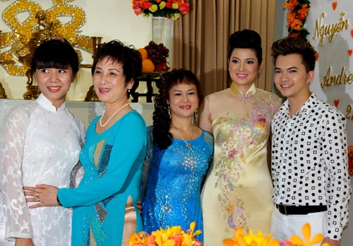 Ca sĩ Nam Cường (ngoài cùng bên phải) Ca sĩ Nam Cường (ngoài cùng bên phải)