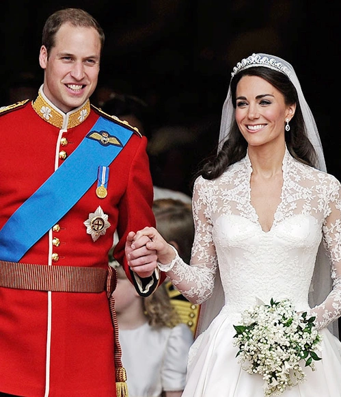 Được thiết kế bởi chuyên gia thiết kế hoa Shane Connolly, bó hoa cưới của công nương Kate Middleton đơn giản nhưng tinh tế đến bất ngờ. Mỗi bông hoa tượng trưng cho một điều may mắn khác nhau, hụê tây trắng biểu tượng cho hạnh phúc, dạ lan hương biểu tượng cho tình yêu bền vững, những chiếc lá thường xuân biểu trưng cho lòng trung thực và tình bạn, lá tường vi tượng trưng cho giá trị của cuộc sống hôn nhân. Kate cũng là một trong ít những công nương chọn cho mình bó hoa "khiêm tốn" và mảnh dẻ, trong khi nhiều công nương khác lại chọn bó hoa lộng lẫy kiểu thác đổ hay cá tính, ấn tượng để tô điểm cho bản thân trong ngày trọng đại. Được thiết kế bởi chuyên gia thiết kế hoa Shane Connolly, bó hoa cưới của công nương Kate Middleton đơn giản nhưng tinh tế đến bất ngờ. Mỗi bông hoa tượng trưng cho một điều may mắn khác nhau, hụê tây trắng biểu tượng cho hạnh phúc, dạ lan hương biểu tượng cho tình yêu bền vững, những chiếc lá thường xuân biểu trưng cho lòng trung thực và tình bạn, lá tường vi tượng trưng cho giá trị của cuộc sống hôn nhân. Kate cũng là một trong ít những công nương chọn cho mình bó hoa "khiêm tốn" và mảnh dẻ, trong khi nhiều công nương khác lại chọn bó hoa lộng lẫy kiểu thác đổ hay cá tính, ấn tượng để tô điểm cho bản thân trong ngày trọng đại.