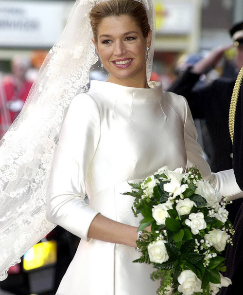 Công nương Maxima kết hôn cùng Thái tử Hà Lan Willem-Alexander năm 2002, là thời điểm ba năm sau lần đầu tiên gặp nhau khi cùng tham dự một hội chợ mùa xuân ở Tây Ban Nha. Trong ngày cưới, Công nương Maxima rạng rỡ với bó hoa cưới dạng thác đổ được kết từ hoa hồng trắng, lá cây dành dành và hoa chuông nhỏ xíu đáng yêu. Công nương Maxima kết hôn cùng Thái tử Hà Lan Willem-Alexander năm 2002, là thời điểm ba năm sau lần đầu tiên gặp nhau khi cùng tham dự một hội chợ mùa xuân ở Tây Ban Nha. Trong ngày cưới, Công nương Maxima rạng rỡ với bó hoa cưới dạng thác đổ được kết từ hoa hồng trắng, lá cây dành dành và hoa chuông nhỏ xíu đáng yêu.