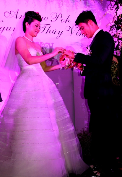 Đôi vợ chồng thực hiện nghi thức trao nhẫn cưới cho nhau. Đôi vợ chồng thực hiện nghi thức trao nhẫn cưới cho nhau.