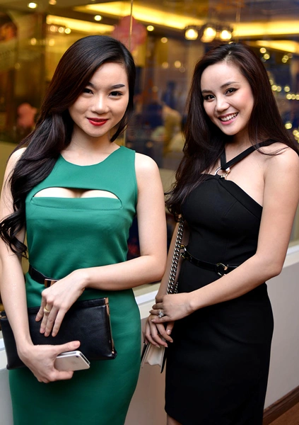Vy Oanh và Hà Vy đọ vẻ gợi cảm Vy Oanh và Hà Vy đọ vẻ gợi cảm