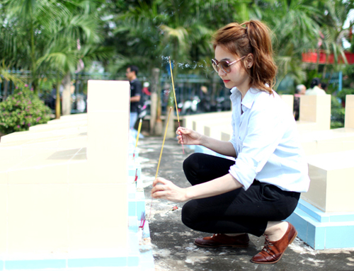 fd2. Phút mặc niệm của cả đoàn trước tượng đài Tổ quốc ghi công tại nghĩa trang liệt sĩ xã Thanh Bình (huyện chợ Gạo, Tiền Giang). fd2. Phút mặc niệm của cả đoàn trước tượng đài Tổ quốc ghi công tại nghĩa trang liệt sĩ xã Thanh Bình (huyện chợ Gạo, Tiền Giang).