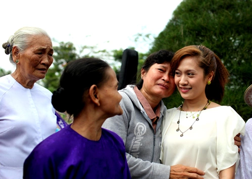 5. Dù bận cho việc đi tìm bối cảnh cho bộ phìm mới, diển viên Thanh Thúy cũng nhiệt tình đi rất sớm cùng đoàn. 5. Dù bận cho việc đi tìm bối cảnh cho bộ phìm mới, diển viên Thanh Thúy cũng nhiệt tình đi rất sớm cùng đoàn.