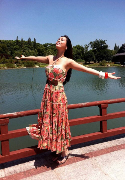 Cô hít thở khí trời trong lành trong buổi sáng đầu thu Cô hít thở khí trời trong lành trong buổi sáng đầu thu