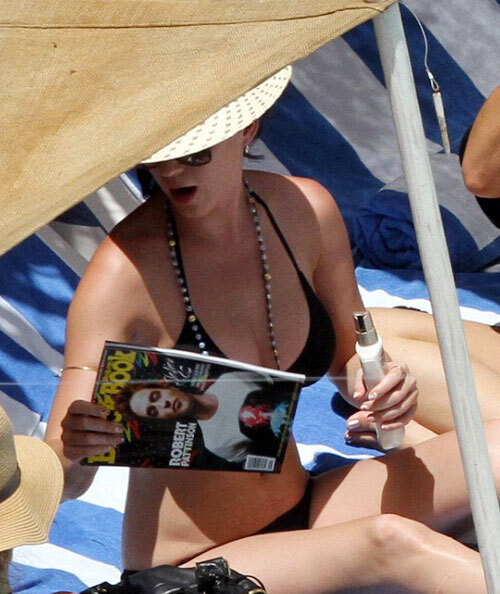 Katy Perry đọc báo về Katy Perry đọc báo về