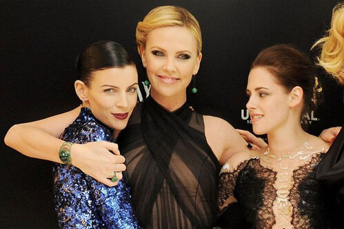 Liberty Ross (ngoài cùng bên trái) từng rất quý mến Kristen. Liberty Ross (ngoài cùng bên trái) từng rất quý mến Kristen.