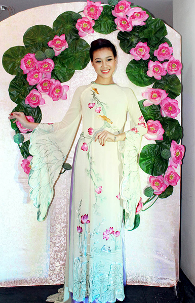 Người đẹp Trương Tùng Lan cũng tham gia trình diễn bộ sưu tập áo dài Người đẹp Trương Tùng Lan cũng tham gia trình diễn bộ sưu tập áo dài