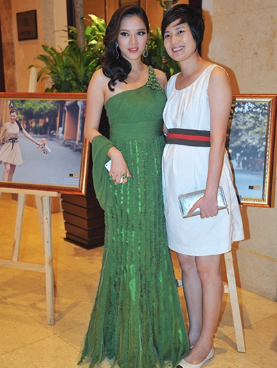 Chị tranh thủ chụp hình với Lý Nhã Kỳ, một trong những vị giám khảo của đêm chung kết Miss Ngôi Sao 2012. Chị tranh thủ chụp hình với Lý Nhã Kỳ, một trong những vị giám khảo của đêm chung kết Miss Ngôi Sao 2012.