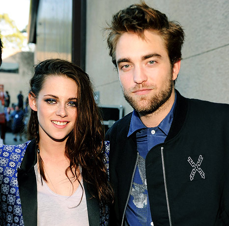 Kristen và Robert hạnh phúc bên nhau chỉ vài ngày trước khi scandal ngoại tình của Kristen bị lộ tẩy. Kristen và Robert hạnh phúc bên nhau chỉ vài ngày trước khi scandal ngoại tình của Kristen bị lộ tẩy.