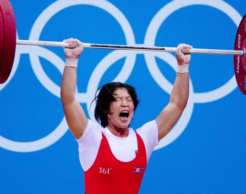 Jong Sim Rim, lực sĩ 19 tuổi người Bắc Triều Tiên giành ngôi vô địch ở hạng cân 69 kg dành cho nữ. Jong Sim Rim, lực sĩ 19 tuổi người Bắc Triều Tiên giành ngôi vô địch ở hạng cân 69 kg dành cho nữ.