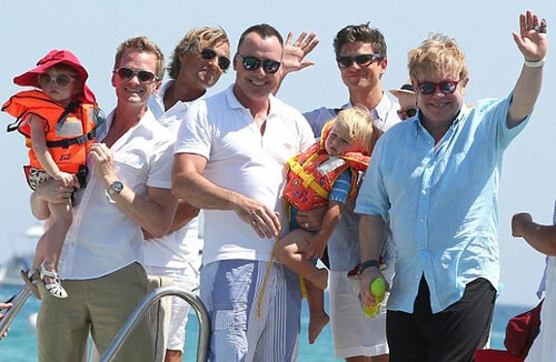 Hai gia đình đồng tính Elton John - David Furnish, Neil Patrick Harris - David Burtka vui vẻ đi chơi du thuyền hôm 3/8. Hai gia đình đồng tính Elton John - David Furnish, Neil Patrick Harris - David Burtka vui vẻ đi chơi du thuyền hôm 3/8.