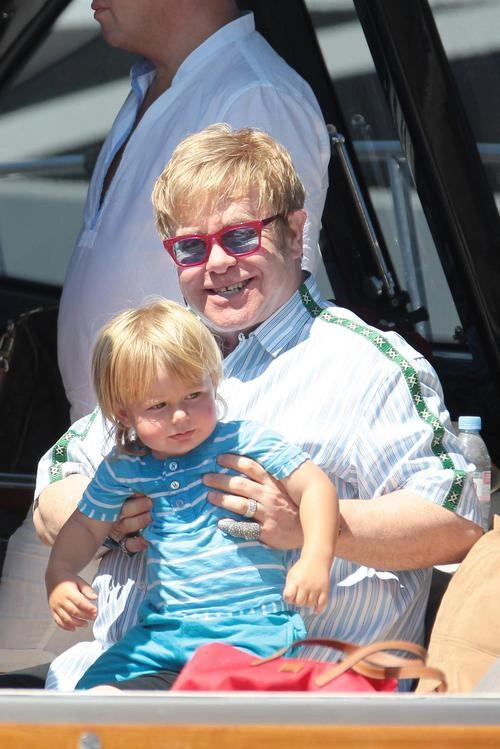 Elton John đang lên kế hoạch sinh con thứ hai để bé Zachary có em bầu bạn. Elton John đang lên kế hoạch sinh con thứ hai để bé Zachary có em bầu bạn.